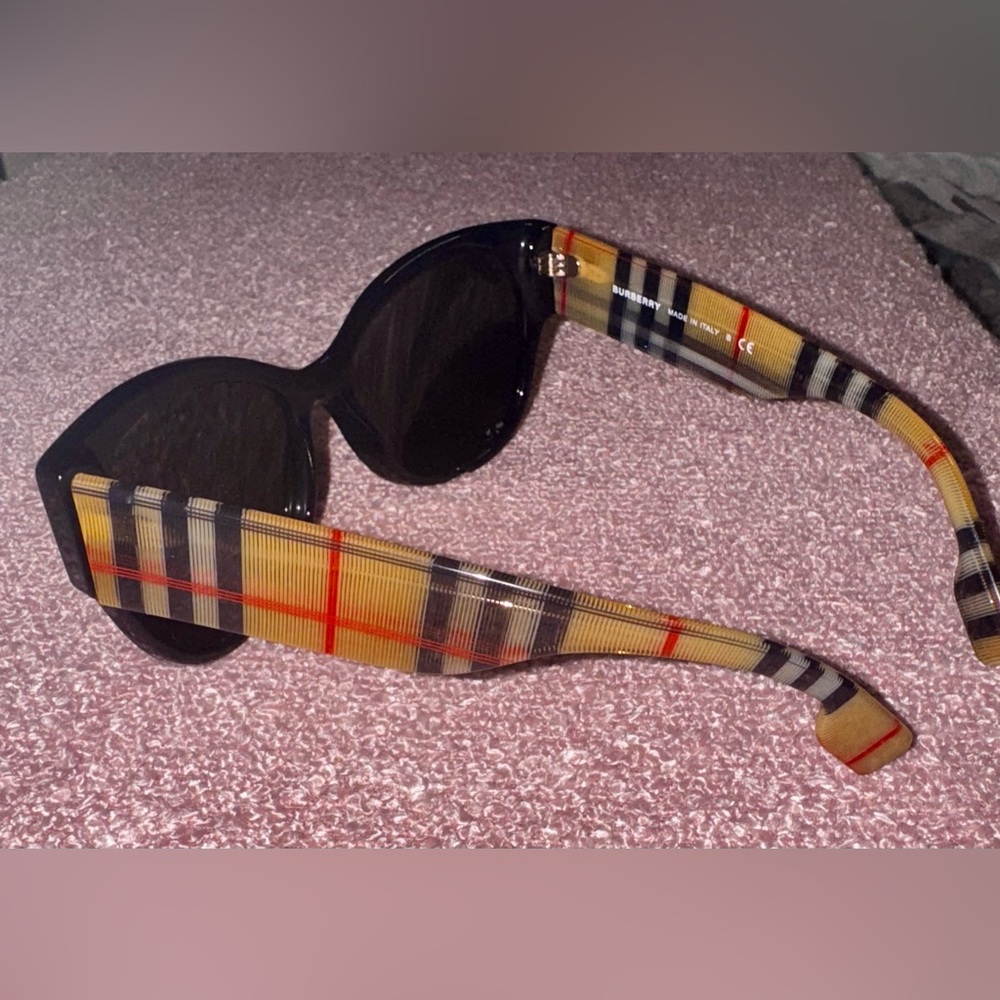 Burberry Butterfly Cateye Sunglasses.+case\Burberry lens cloth. EC